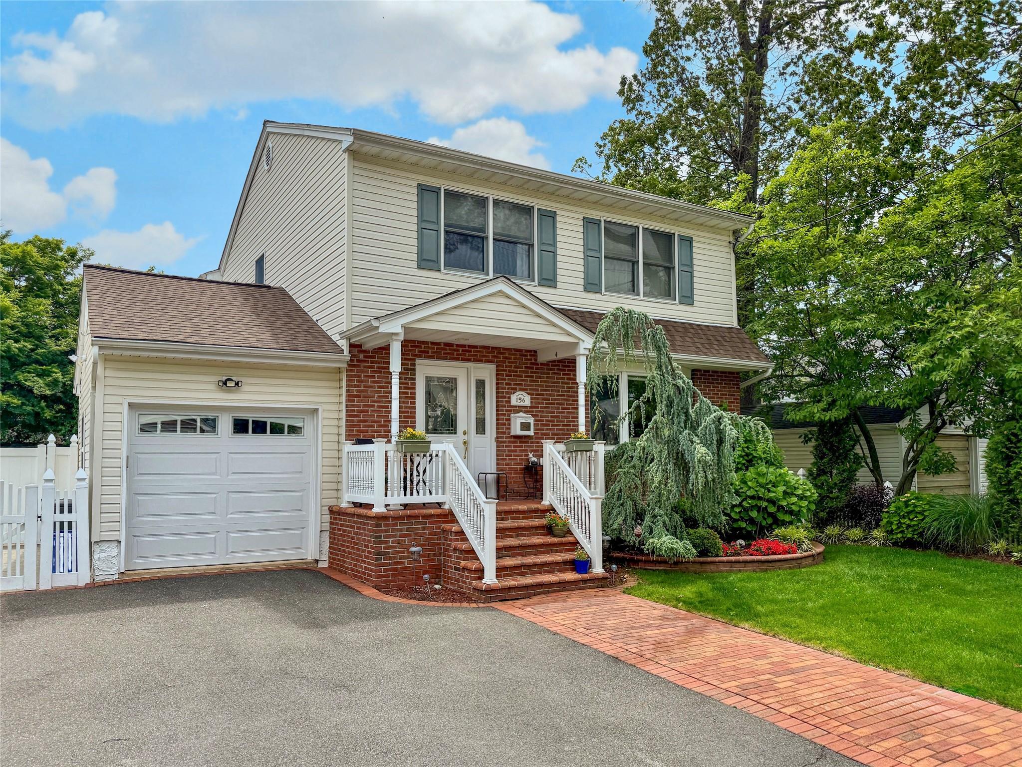 Single Family Maujer  Nassau County, NY 11580, MLS-874894-3