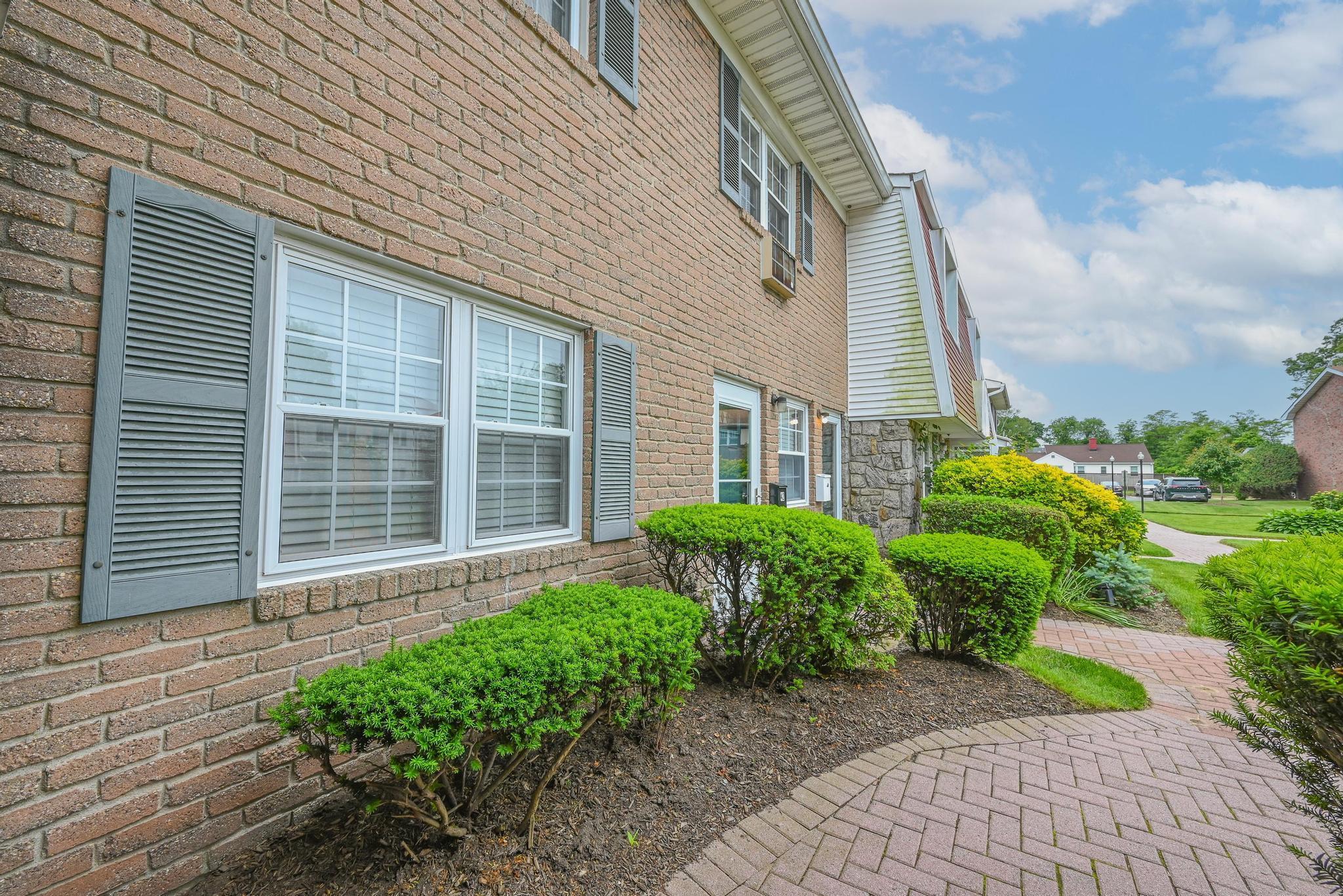Condo Springwood  Suffolk County, NY 11703, MLS-875199-2