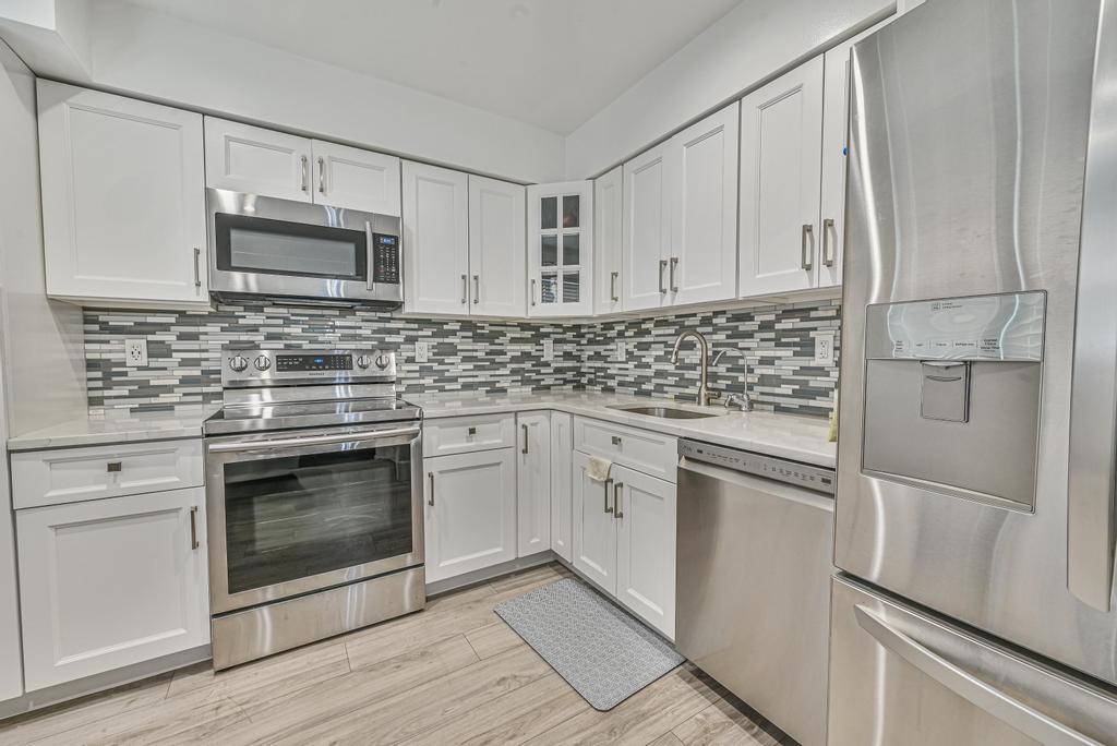 Condo Springwood  Suffolk County, NY 11703, MLS-875199-21