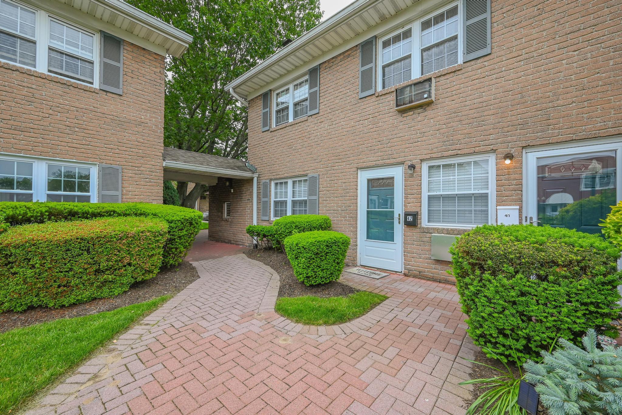 Condo Springwood  Suffolk County, NY 11703, MLS-875199-3