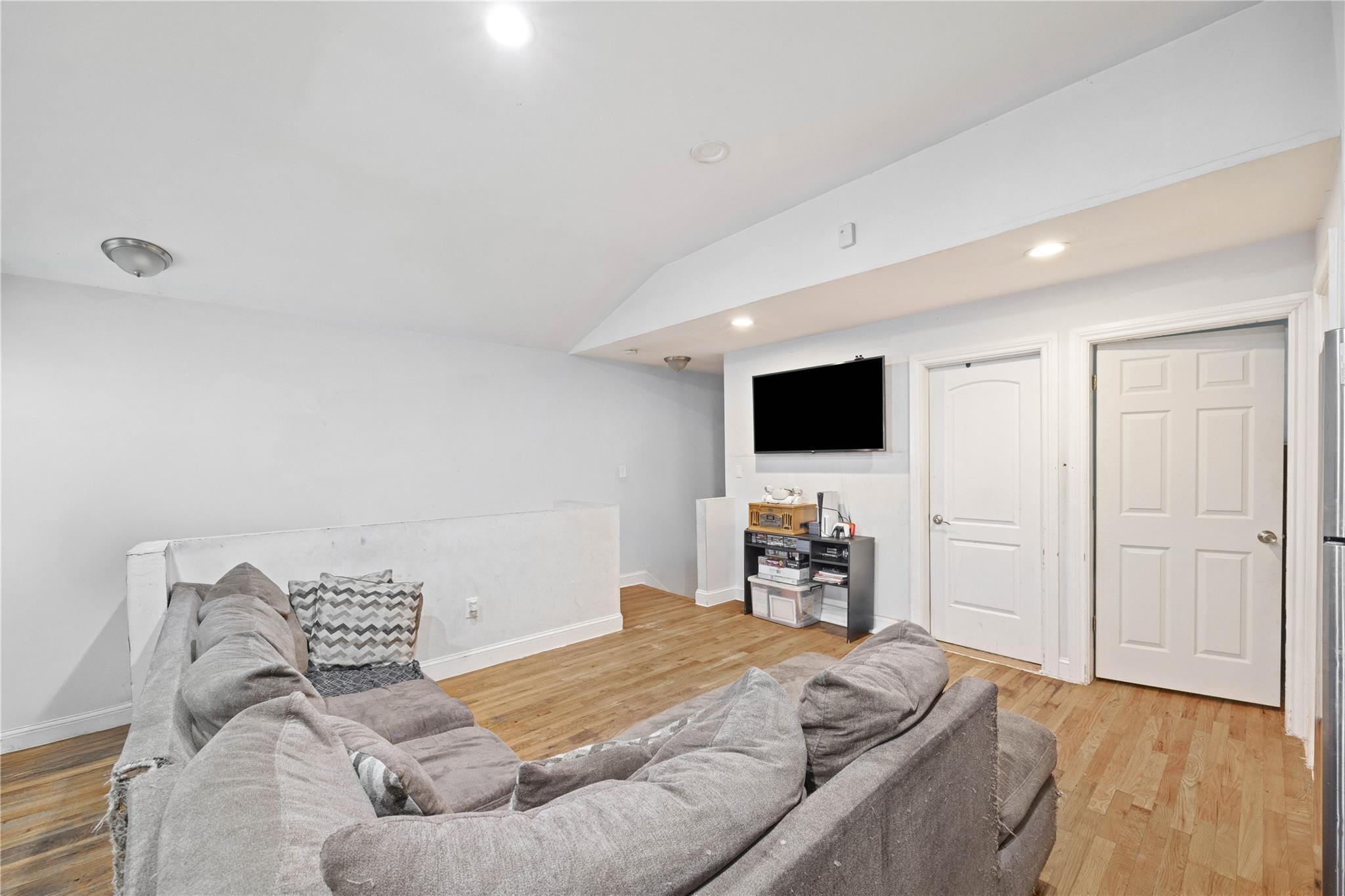 Single Family Decatur  Bronx, NY 10458, MLS-875543-22