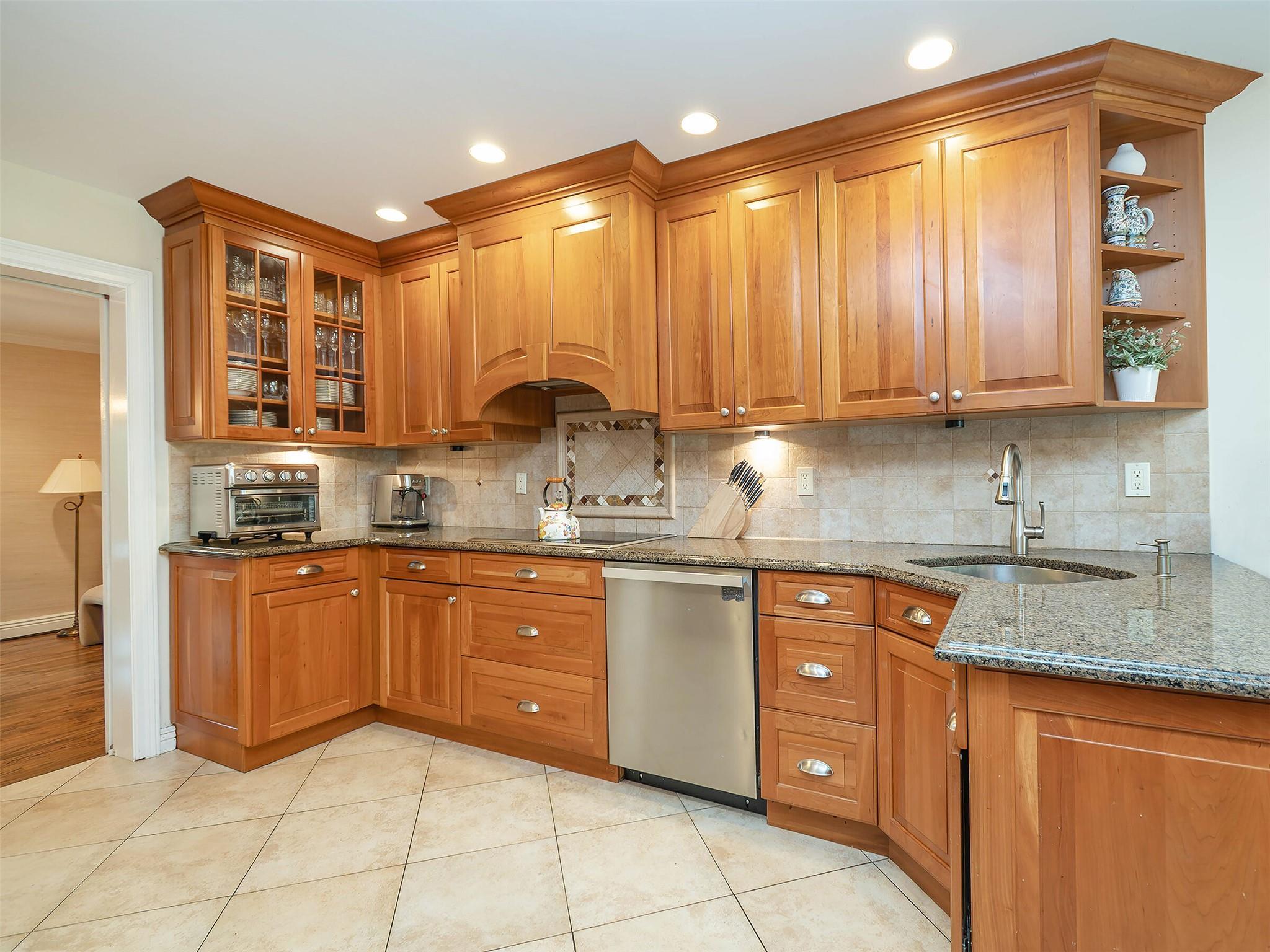 Single Family Schooner  Nassau County, NY 11050, MLS-875670-9