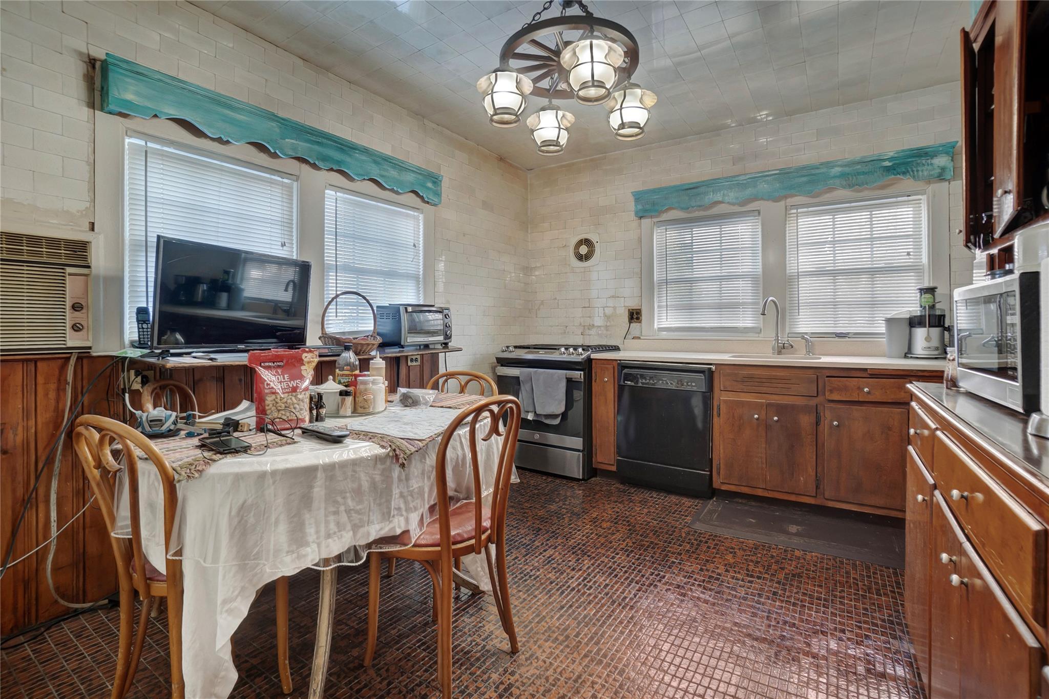 Single Family Dickens  Queens, NY 11691, MLS-875700-2