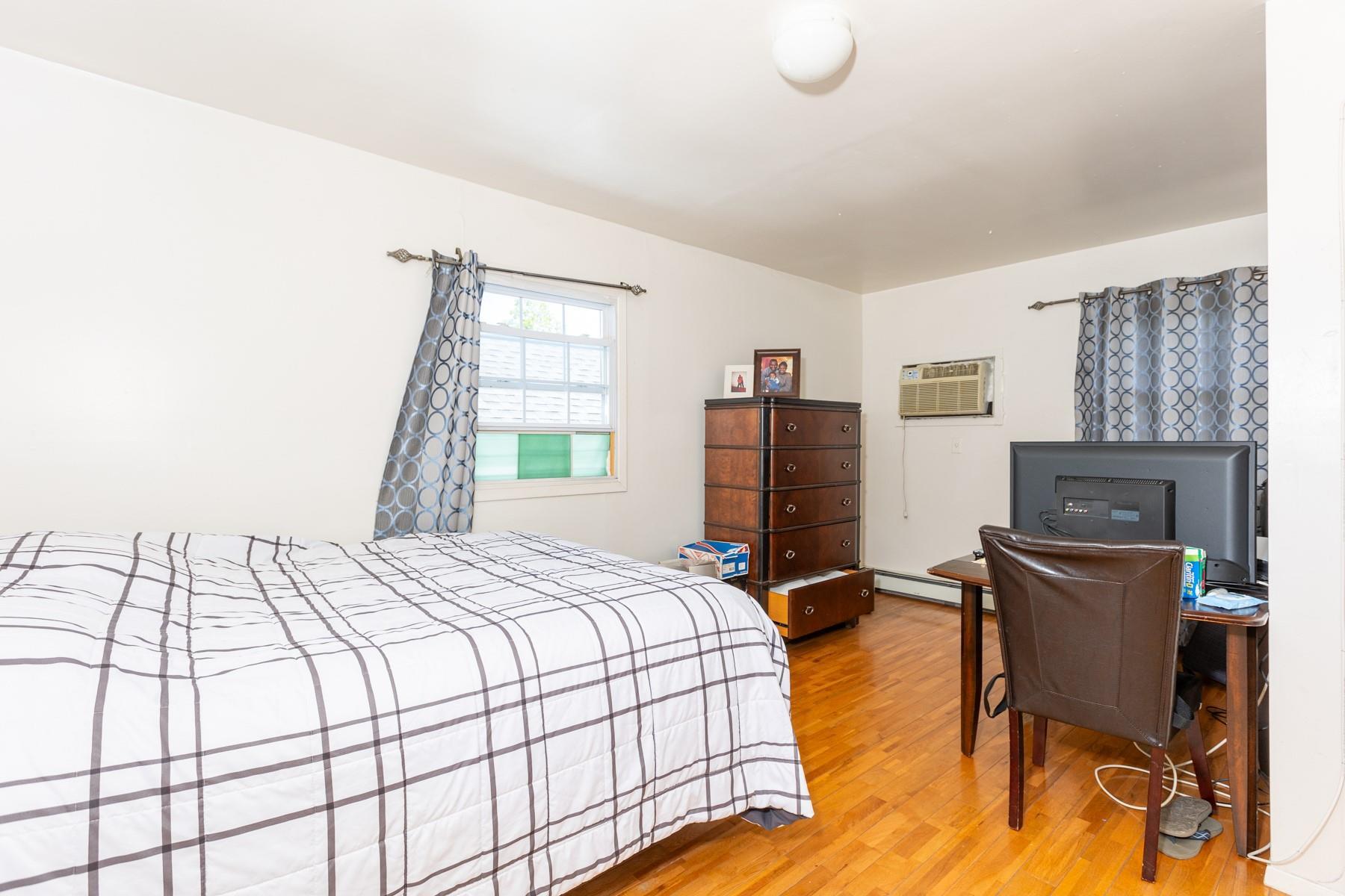 Single Family 231  Queens, NY 11413, MLS-875852-8