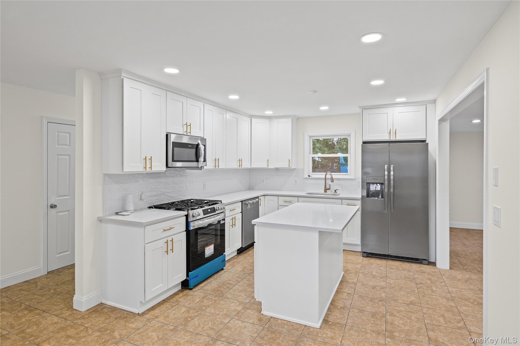 Single Family Colony Suffolk County, NY 11776, MLS-875881-11