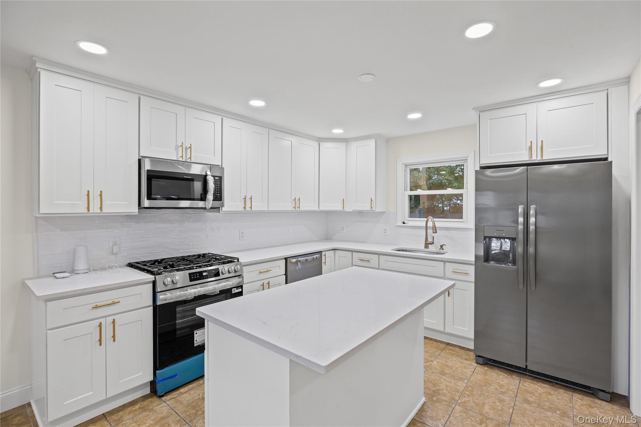 Single Family Colony Suffolk County, NY 11776, MLS-875881-15