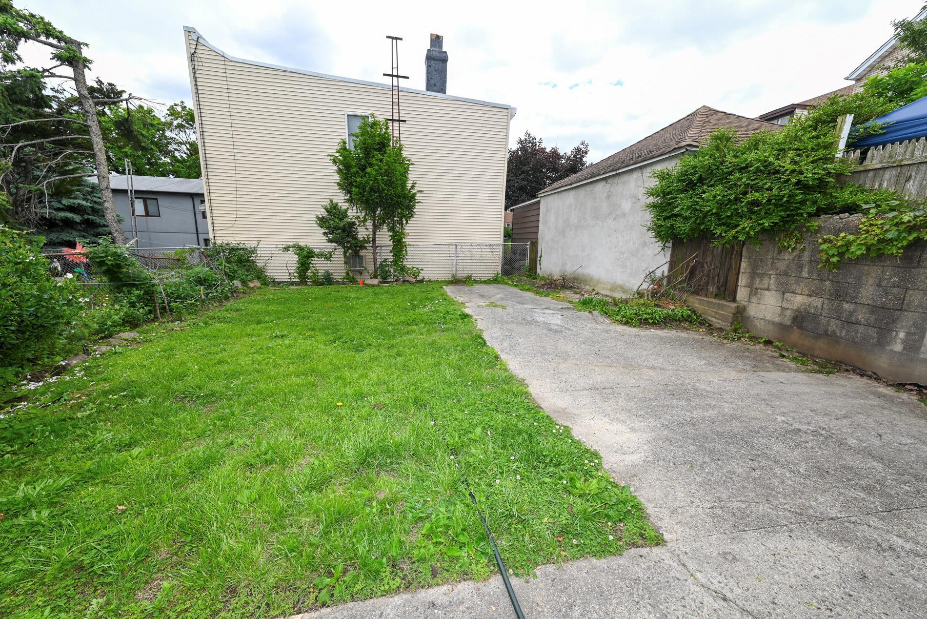 Single Family 61st  Queens, NY 11378, MLS-875908-4