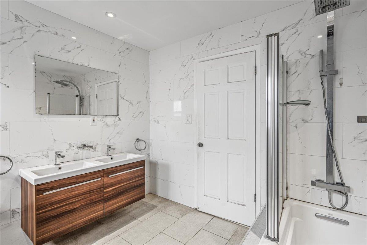 Single Family Little Neck Pkwy  Queens, NY 11004, MLS-875971-16