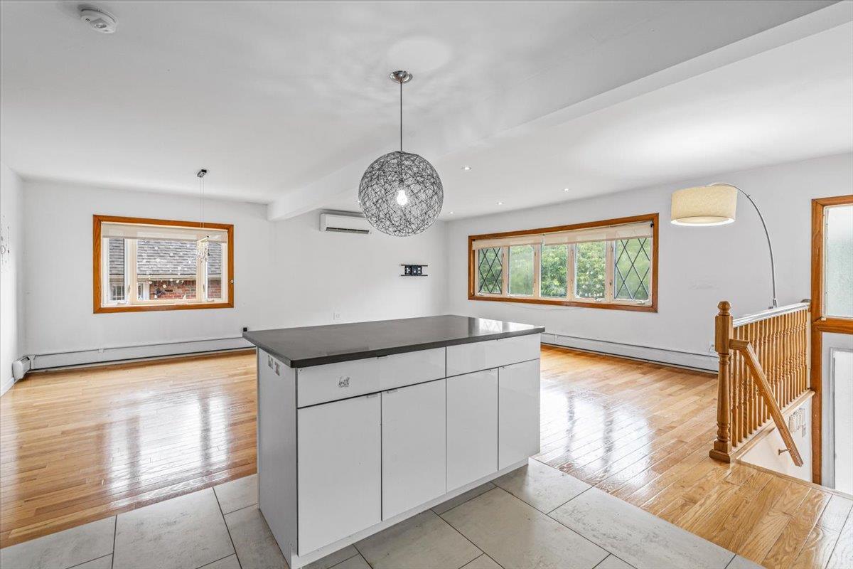 Single Family Little Neck Pkwy  Queens, NY 11004, MLS-875971-2