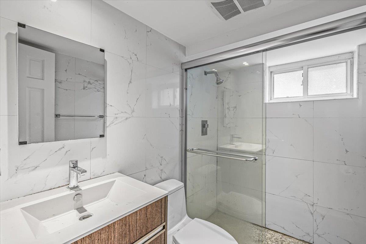 Single Family Little Neck Pkwy  Queens, NY 11004, MLS-875971-21