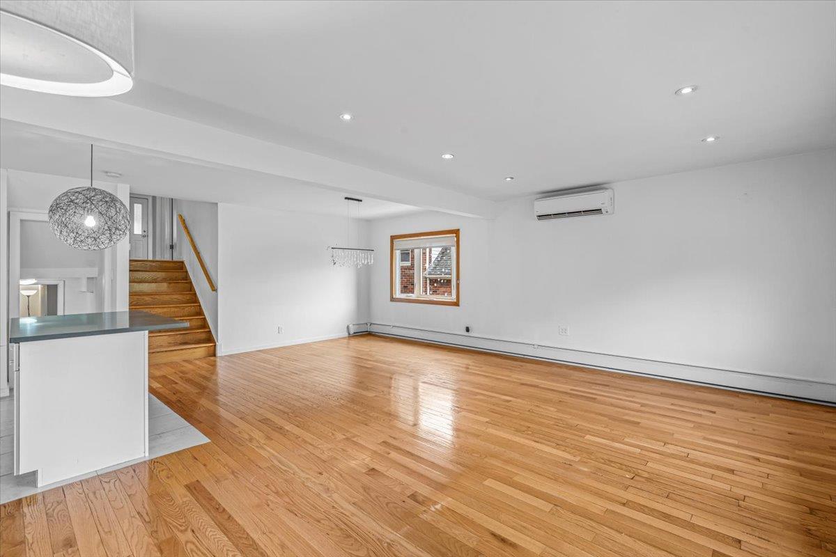 Single Family Little Neck Pkwy  Queens, NY 11004, MLS-875971-4