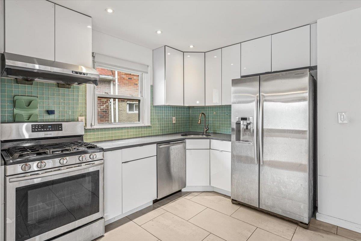 Single Family Little Neck Pkwy  Queens, NY 11004, MLS-875971-7