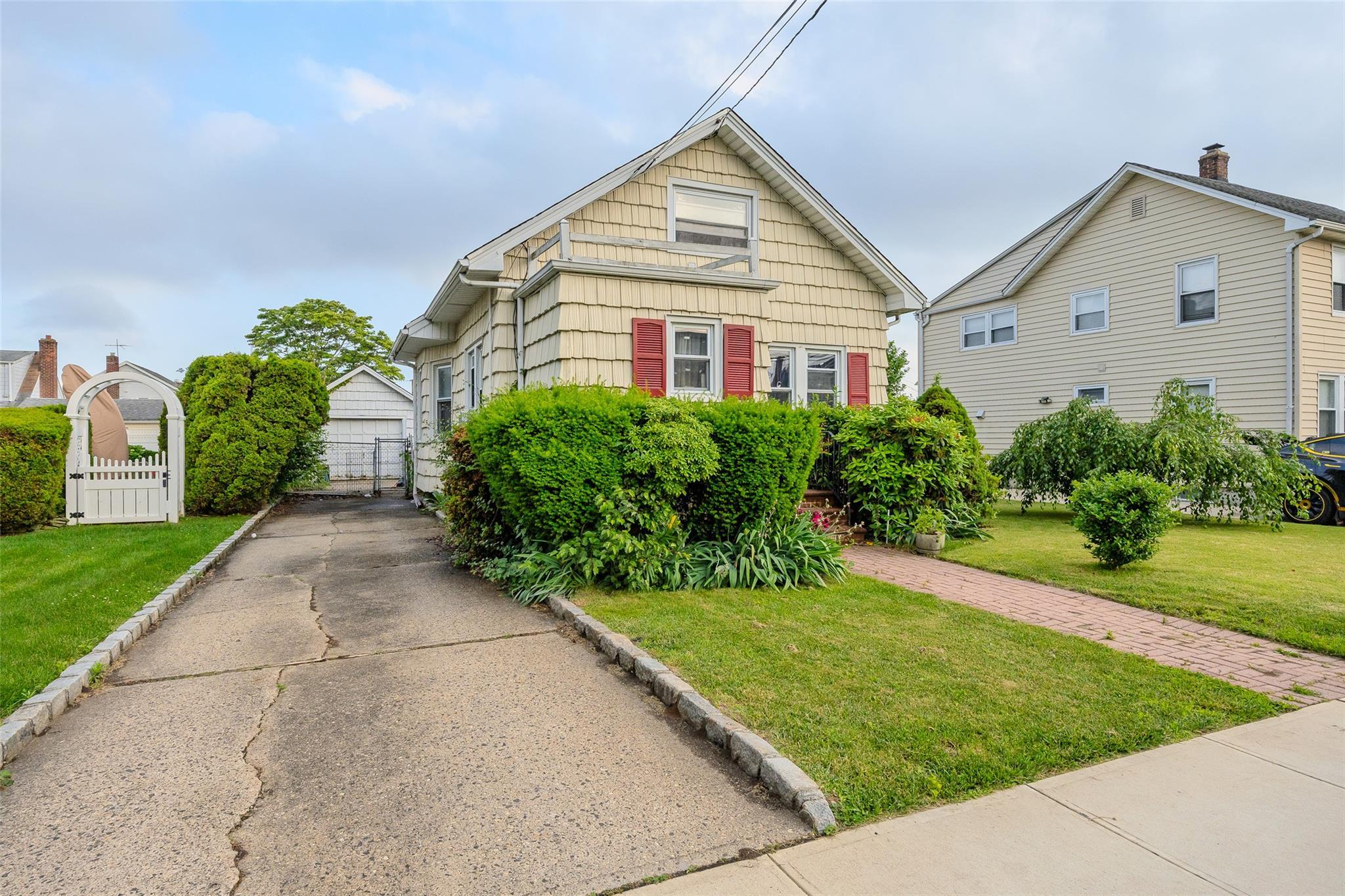 Single Family Westbury  Nassau County, NY 11501, MLS-877077-2