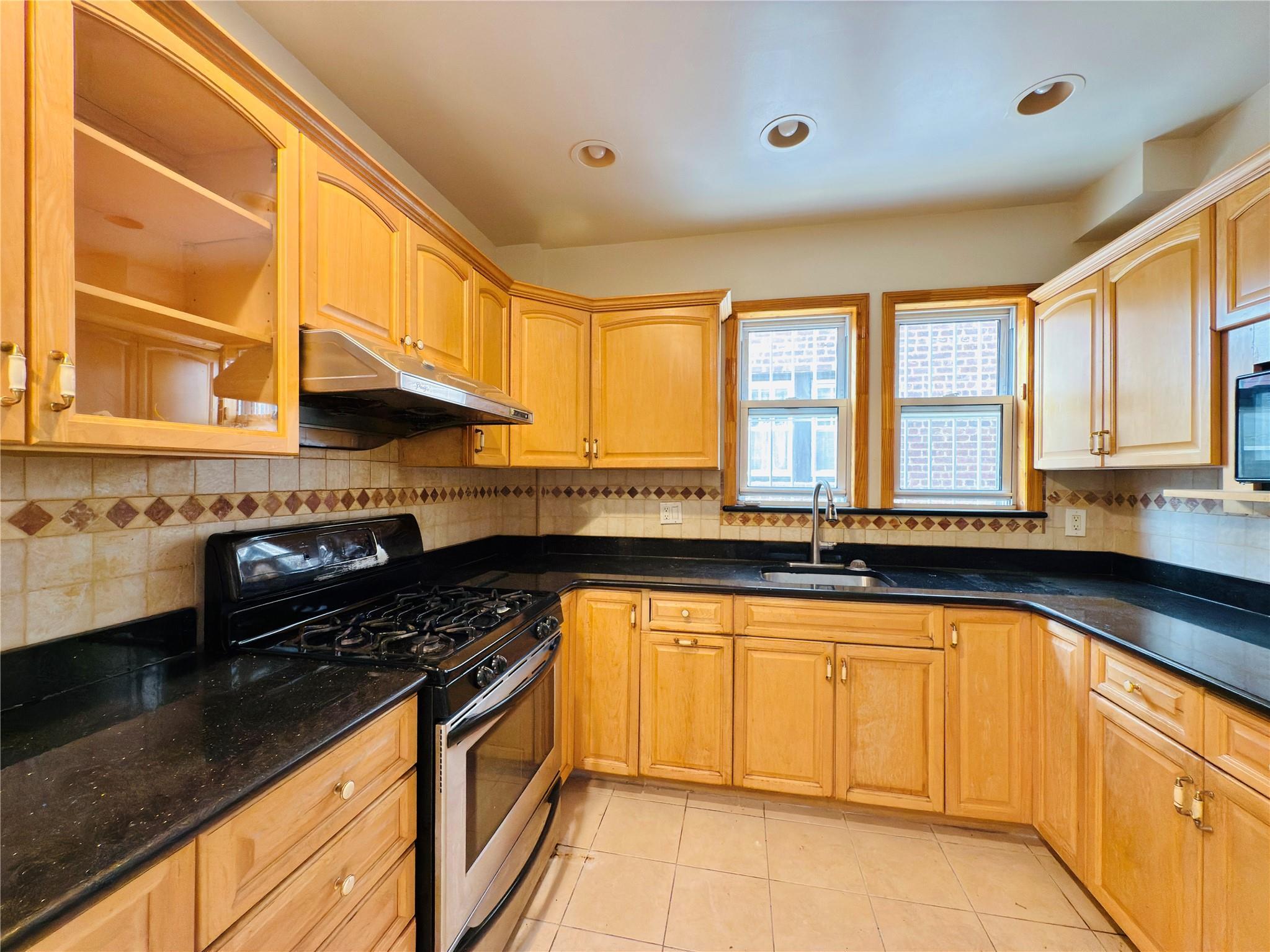 Single Family Lurting  Bronx, NY 10461, MLS-877573-8