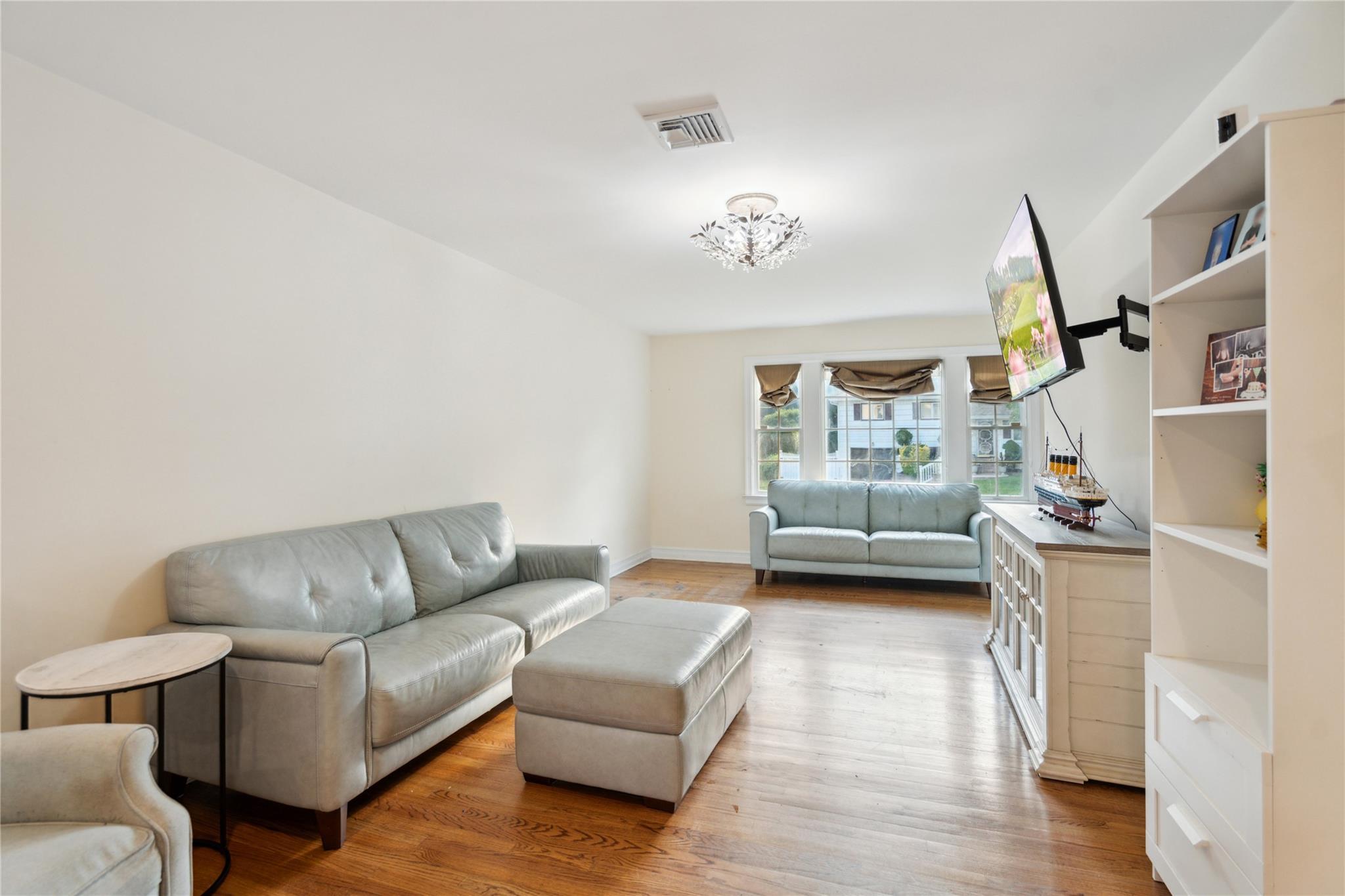 Single Family Syosset  Nassau County, NY 11791, MLS-877646-17
