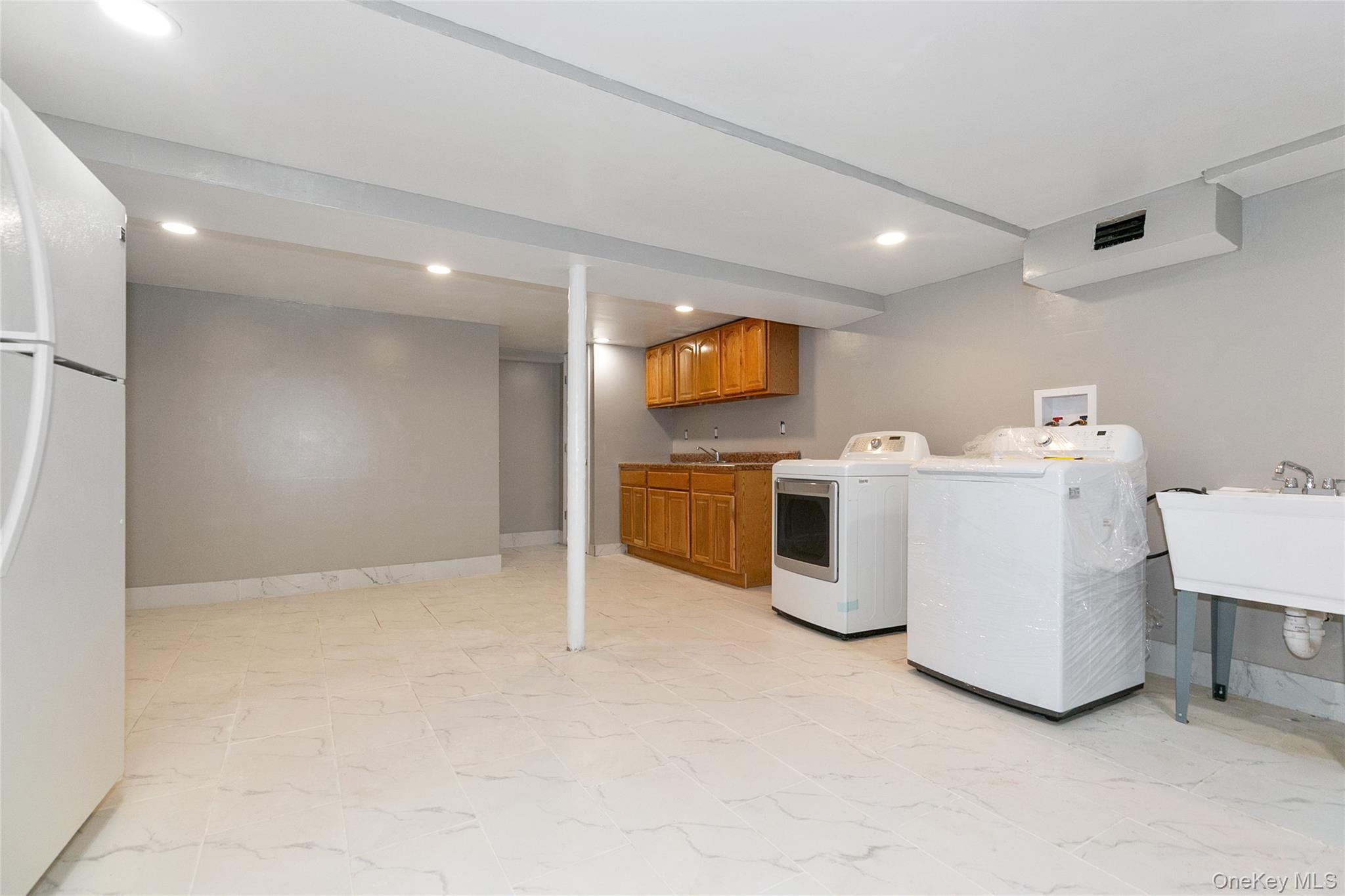 Single Family Brookdale Nassau County, NY 11542, MLS-877788-33