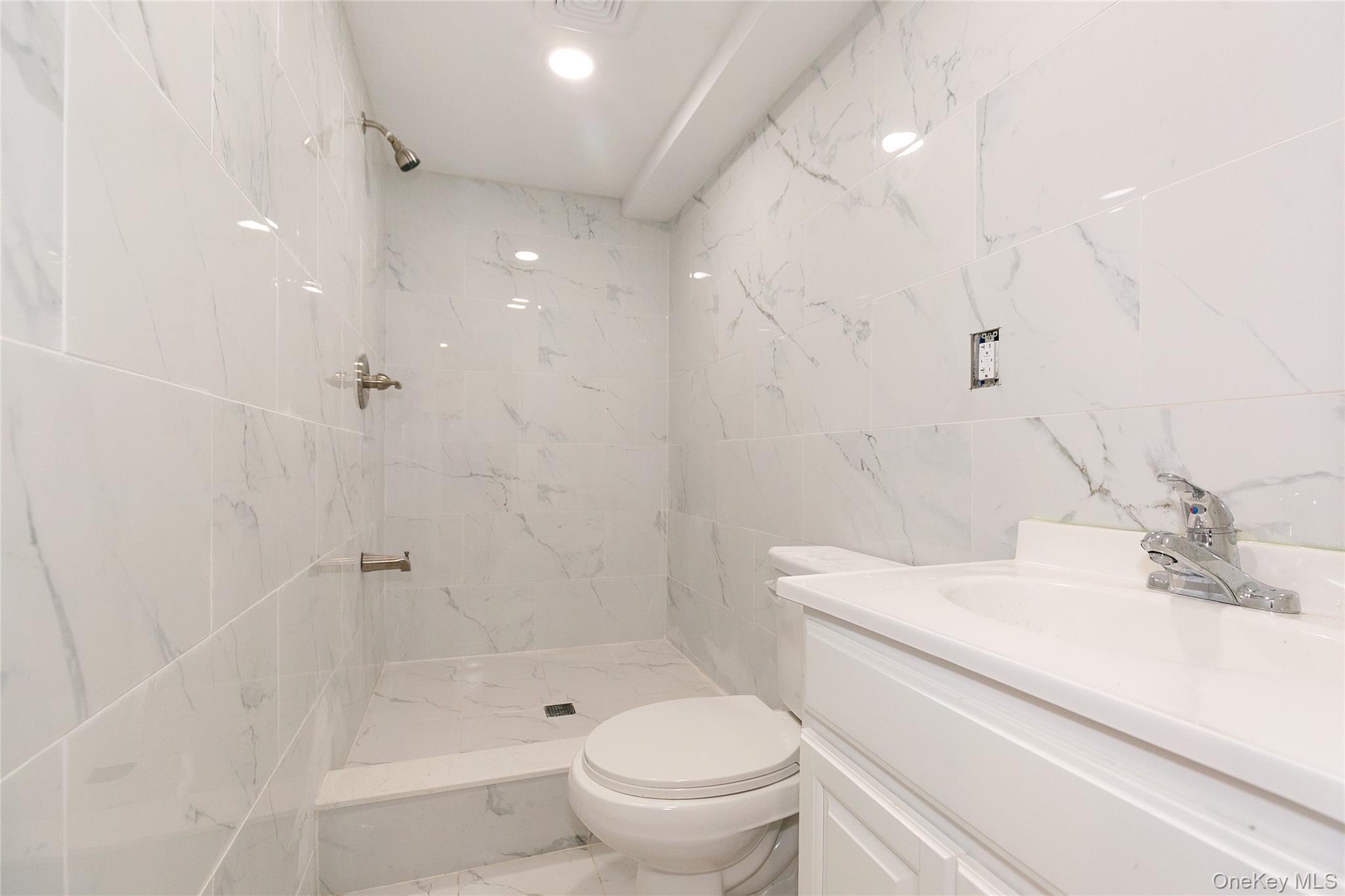 Single Family Brookdale Nassau County, NY 11542, MLS-877788-36