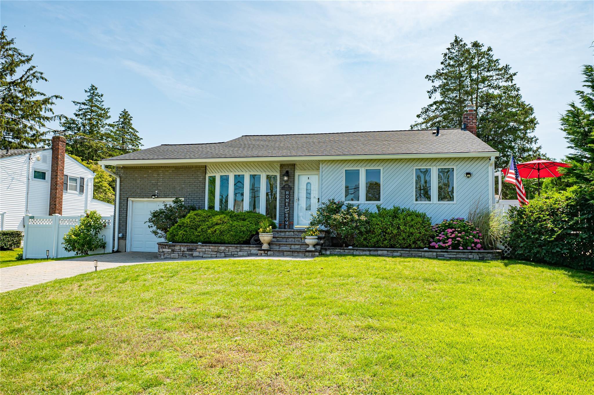 Single Family in Islip - Graywood  Suffolk County, NY 11795