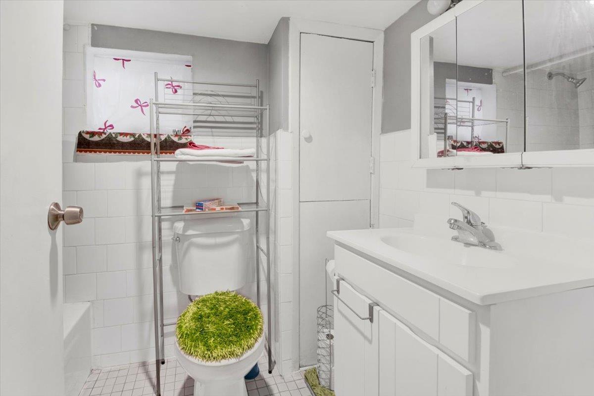 Single Family Edson  Bronx, NY 10466, MLS-878016-16