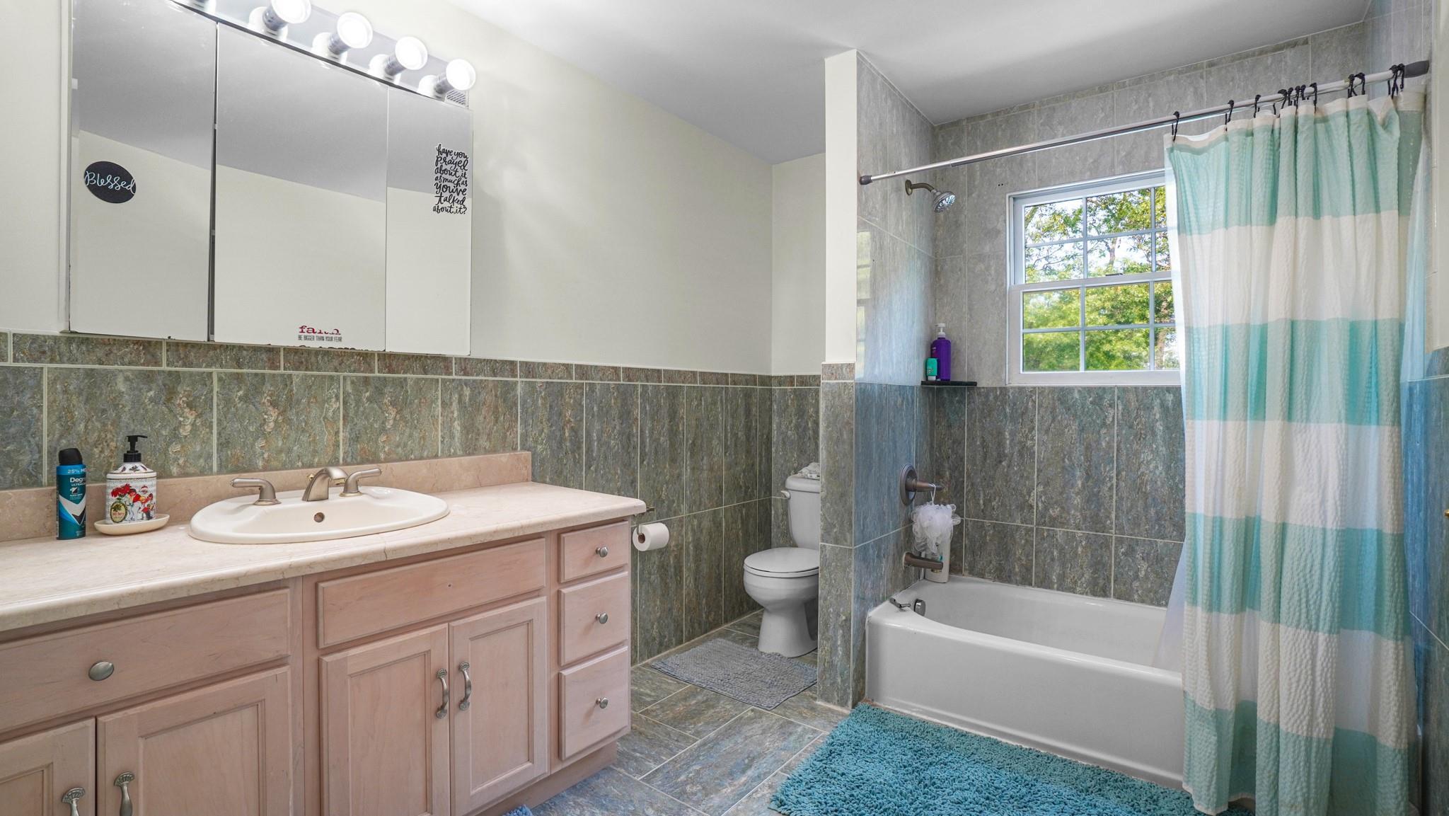 Single Family Lidge  Suffolk County, NY 11738, MLS-878115-37