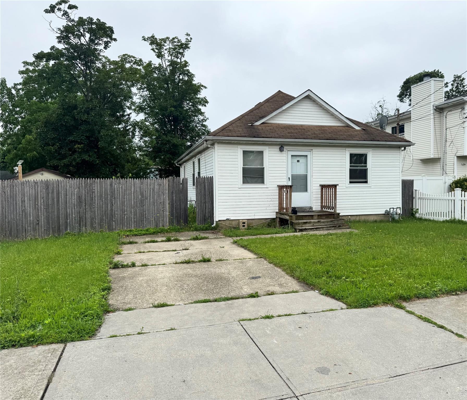 Single Family 2nd  Suffolk County, NY 11706, MLS-878156-2