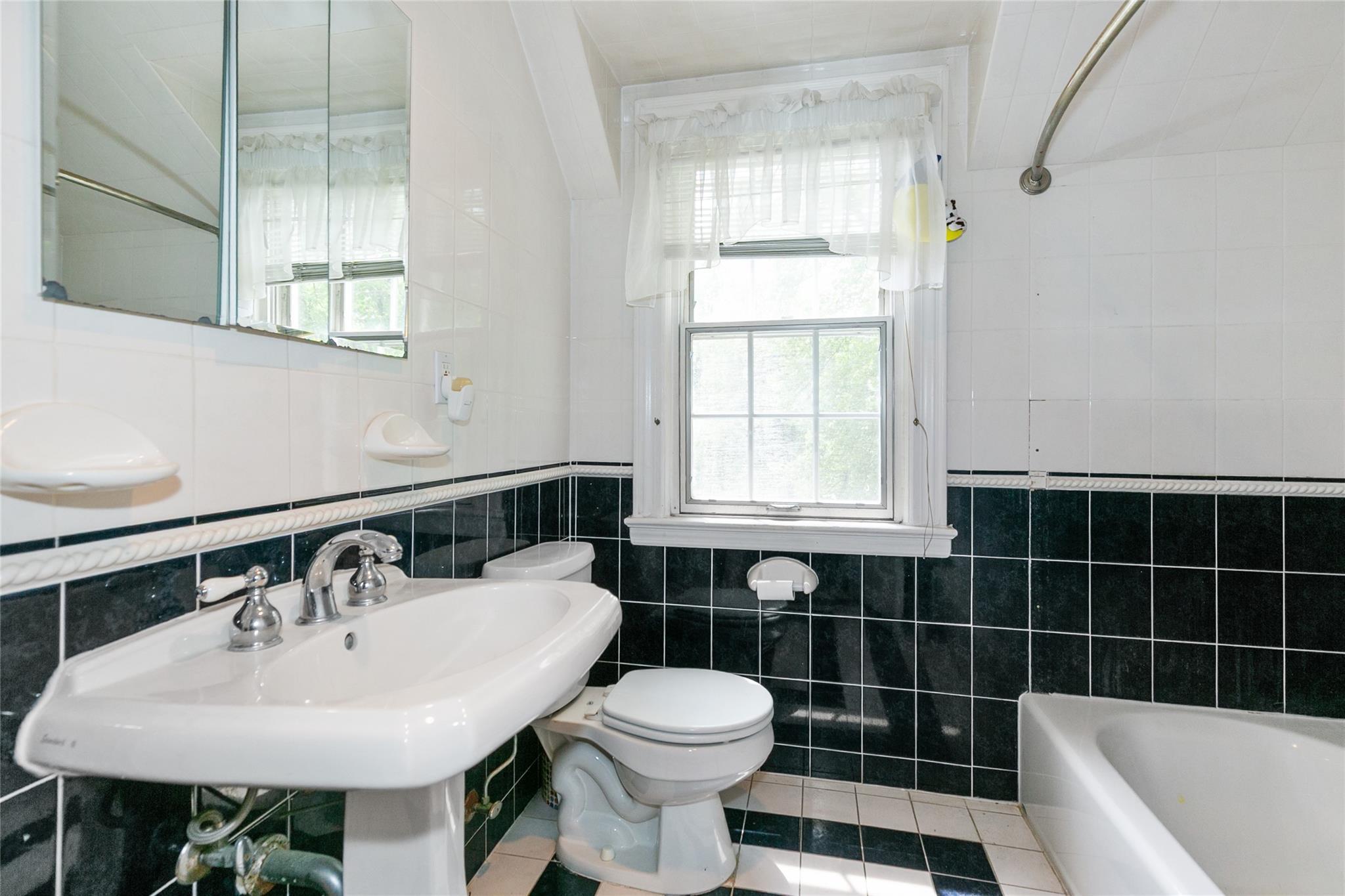 Single Family Ravine  Nassau County, NY 11023, MLS-878299-25