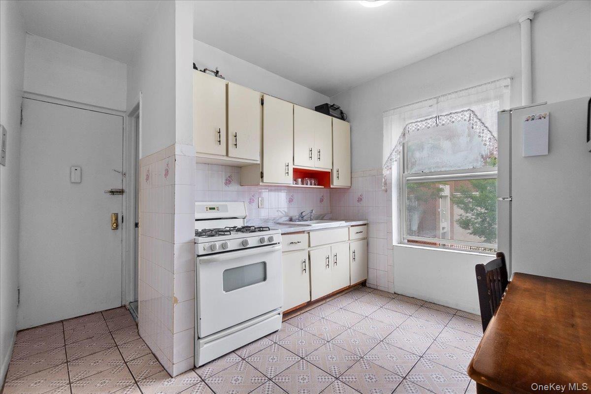 Commercial Sale E 189th Street  Bronx, NY 10458, MLS-878460-5