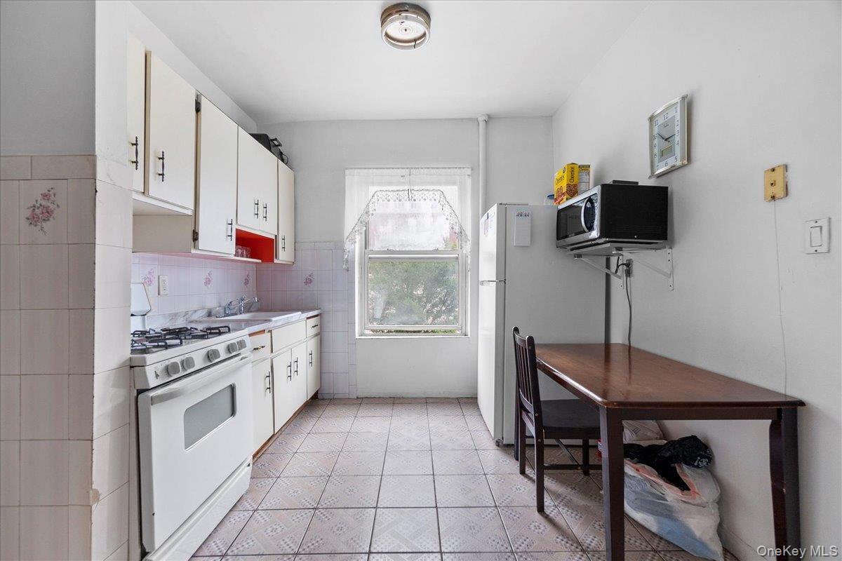 Commercial Sale E 189th Street  Bronx, NY 10458, MLS-878460-6