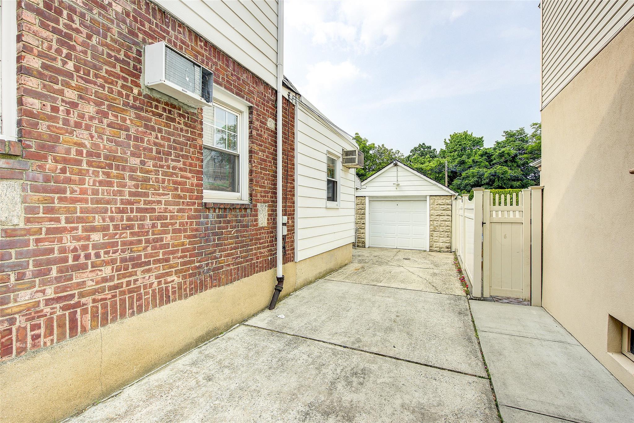 Single Family 15th  Queens, NY 11357, MLS-878675-50