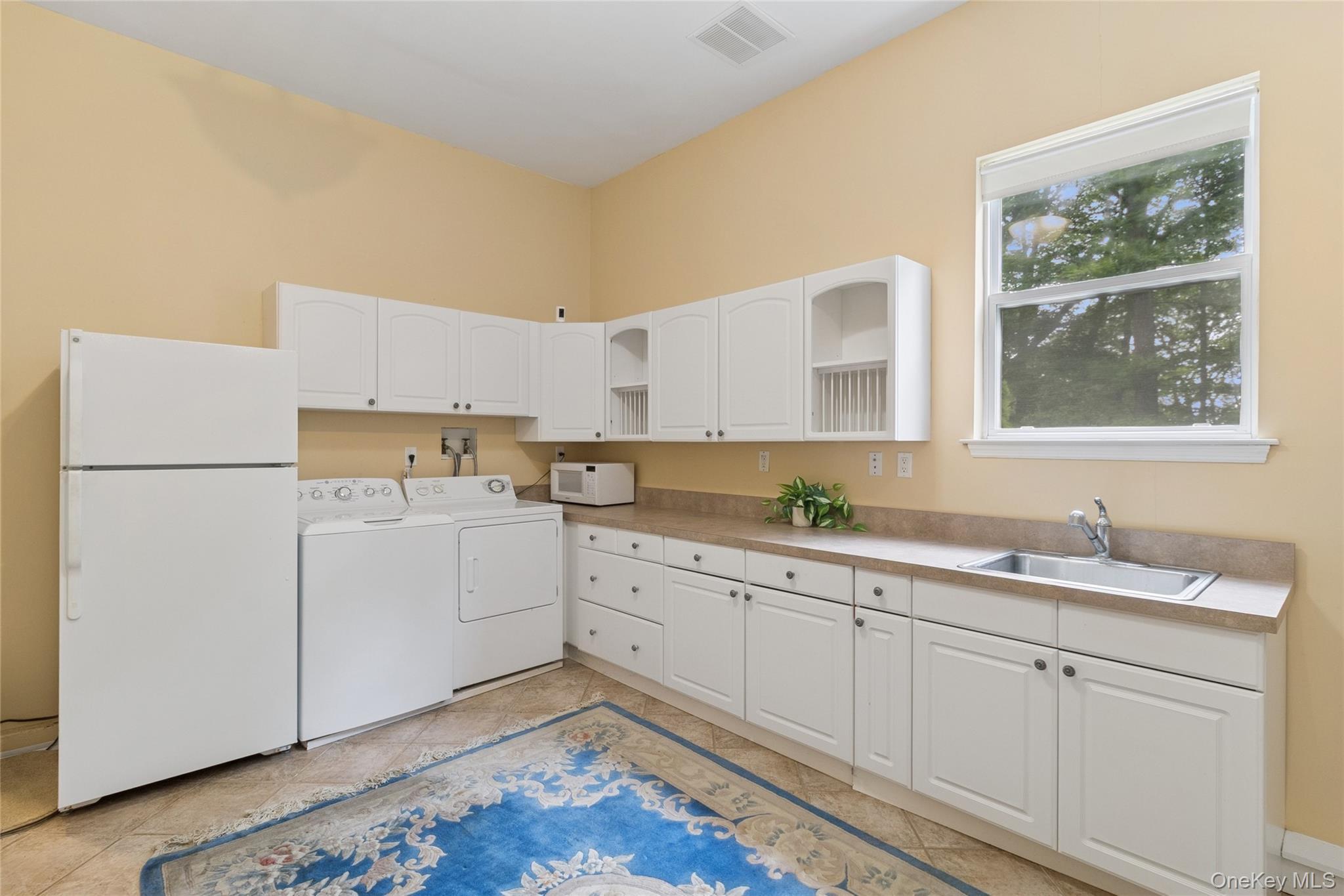 Single Family Heidi  Suffolk County, NY 11766, MLS-878709-41