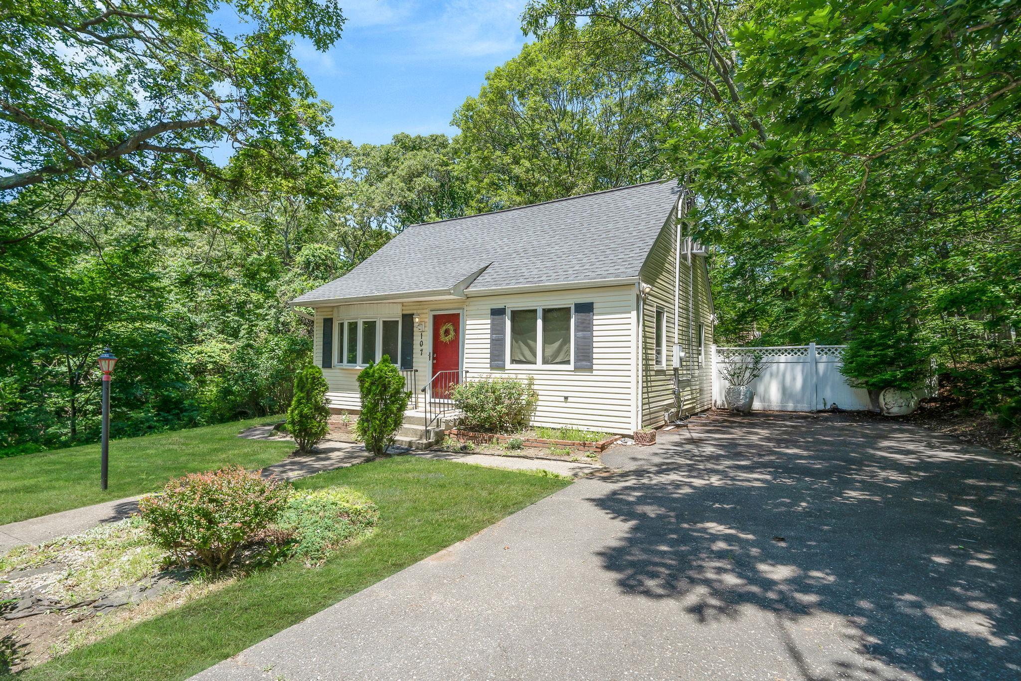 Single Family Cedar  Suffolk County, NY 11763, MLS-879073-2