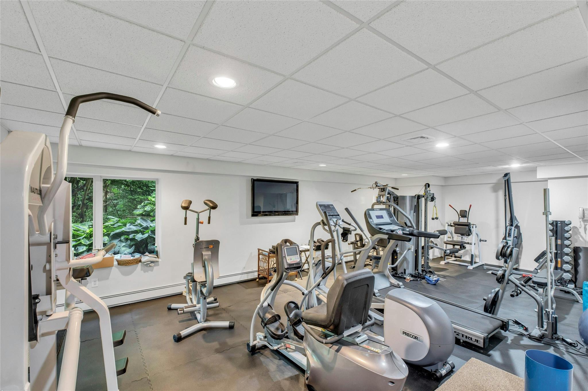 Single Family Woods  Nassau County, NY 11576, MLS-879283-22