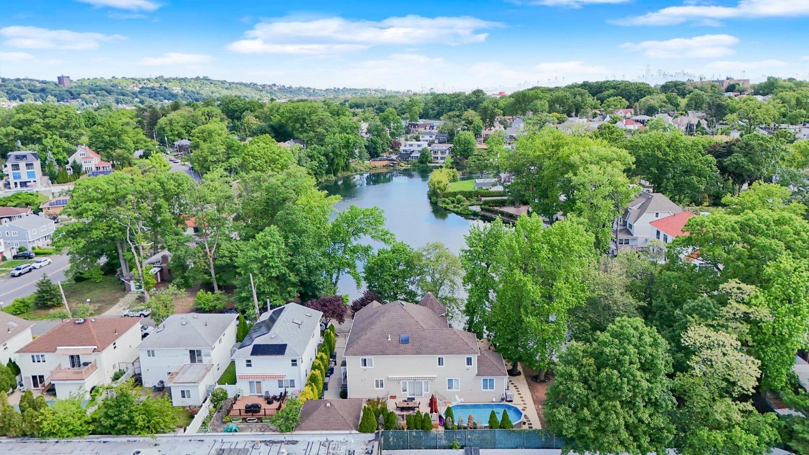 Single Family Normalee  Staten Island, NY 10305, MLS-880039-2