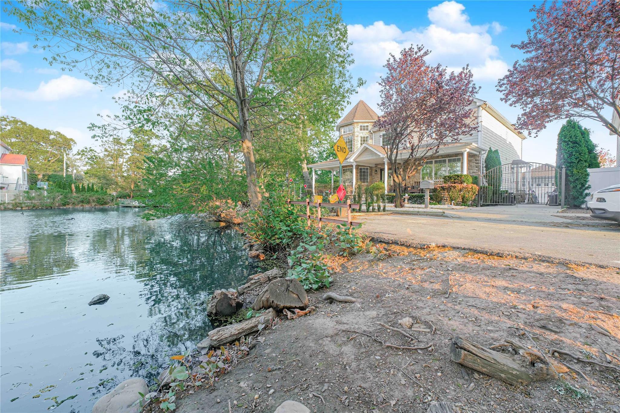 Single Family Normalee  Staten Island, NY 10305, MLS-880039-3