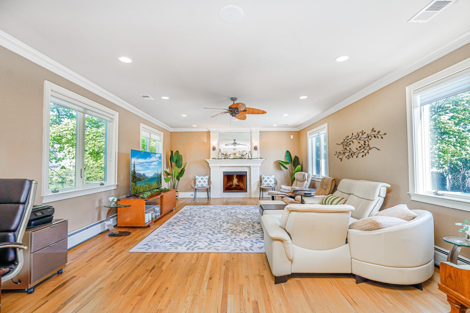 Single Family Normalee  Staten Island, NY 10305, MLS-880039-31