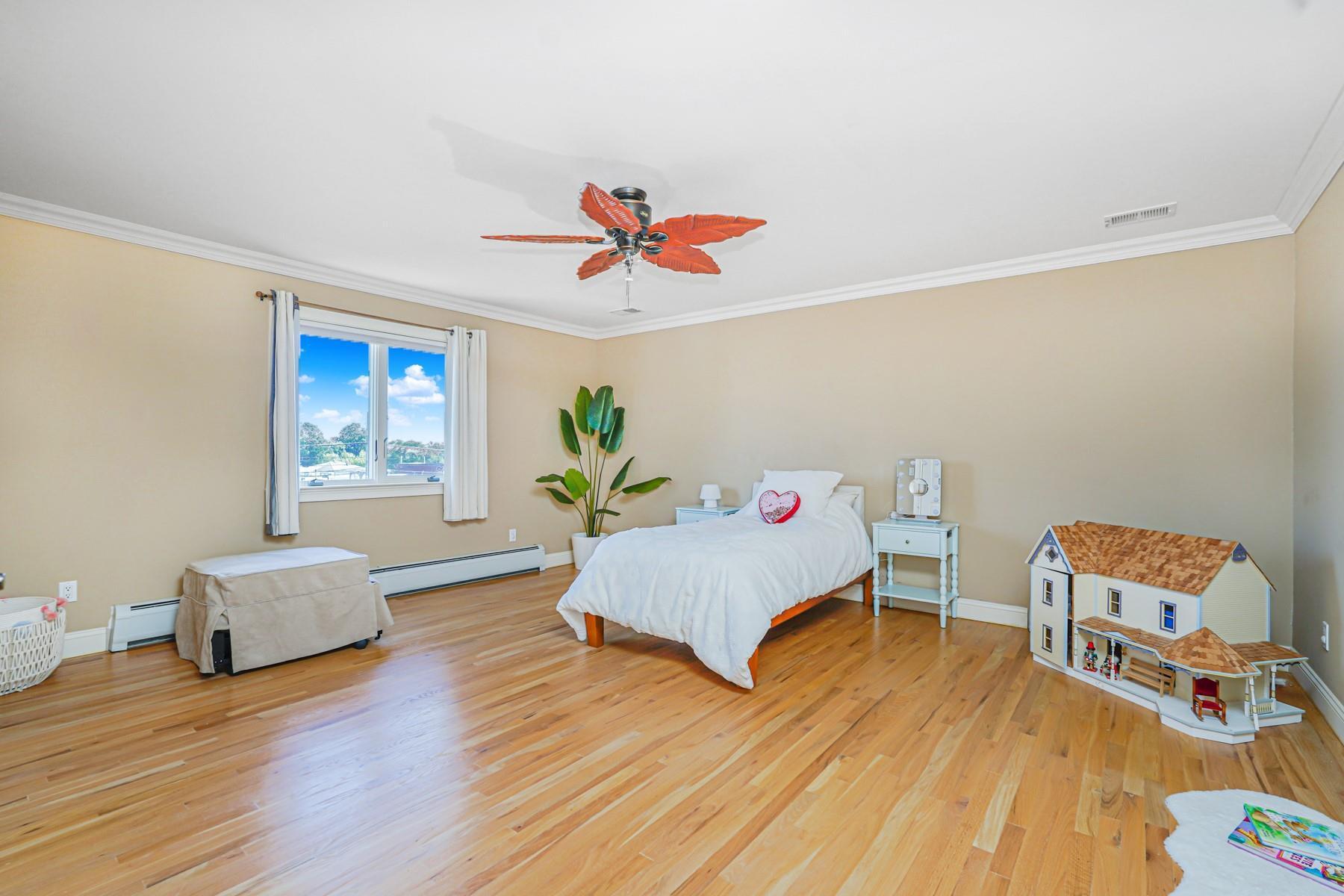Single Family Normalee  Staten Island, NY 10305, MLS-880039-39