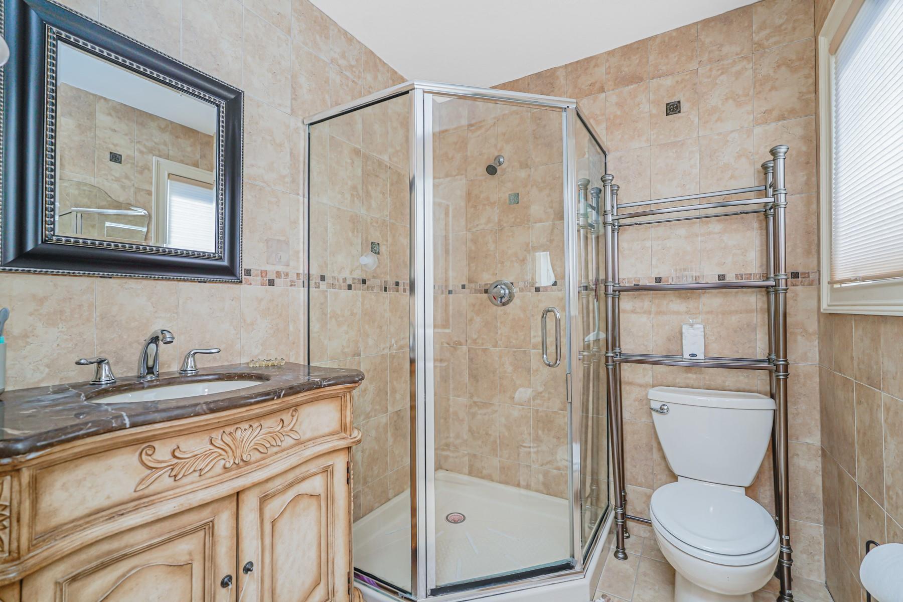 Single Family Normalee  Staten Island, NY 10305, MLS-880039-46