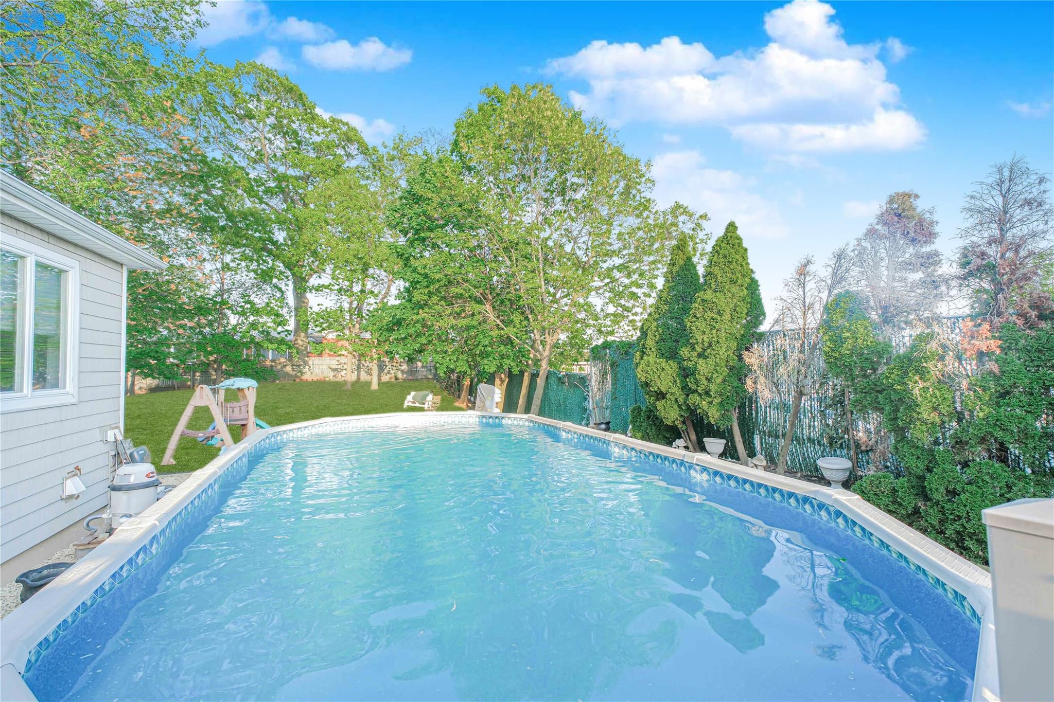 Single Family Normalee  Staten Island, NY 10305, MLS-880039-48