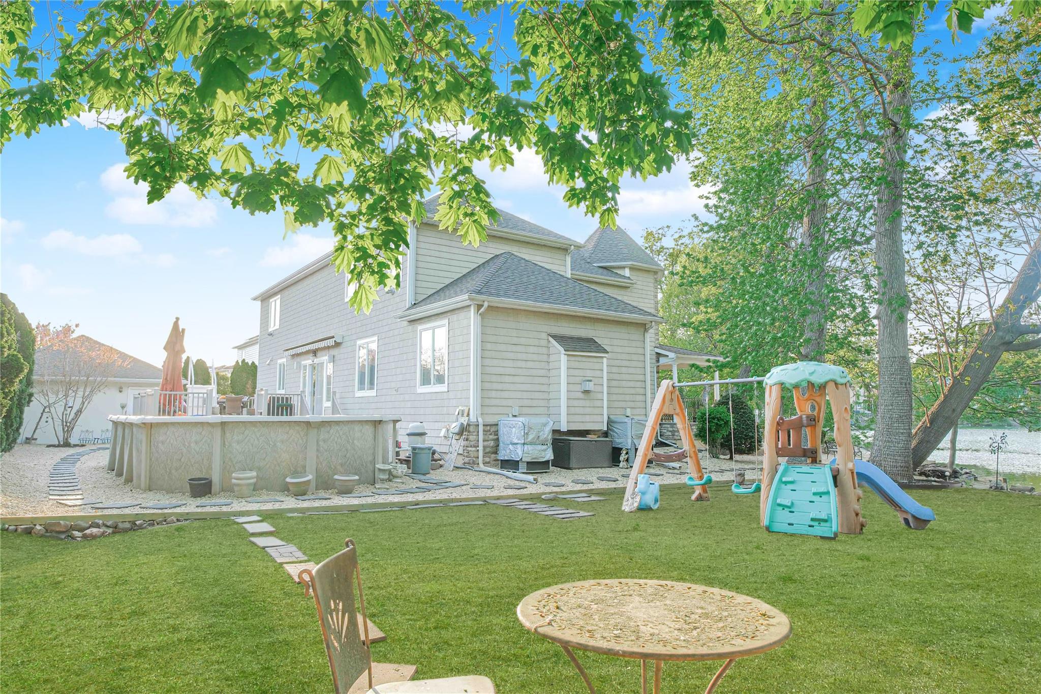 Single Family Normalee  Staten Island, NY 10305, MLS-880039-50