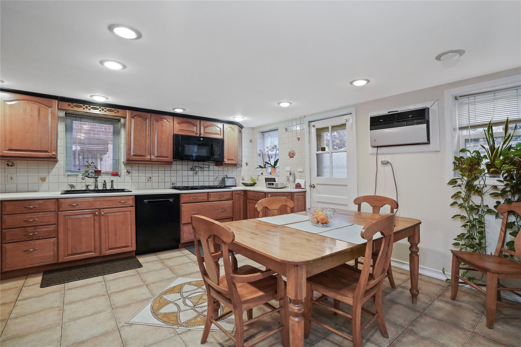 Single Family 78th  Queens, NY 11379, MLS-880272-4