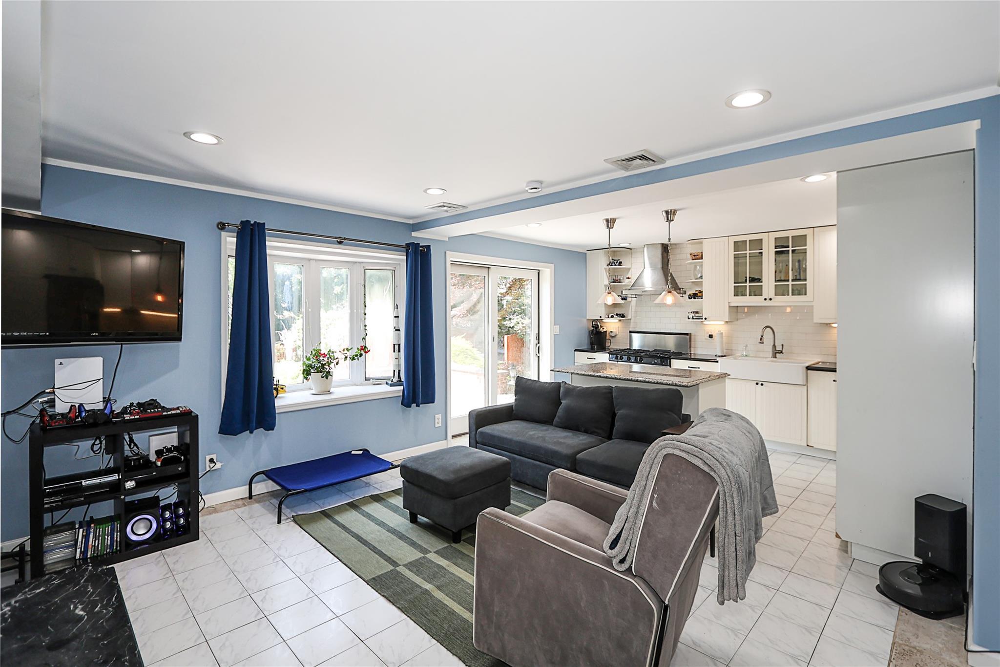 Single Family Marietta Nassau County, NY 11542, MLS-880332-37