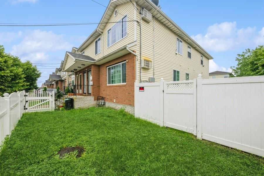 Single Family Almeda  Queens, NY 11692, MLS-880470-17