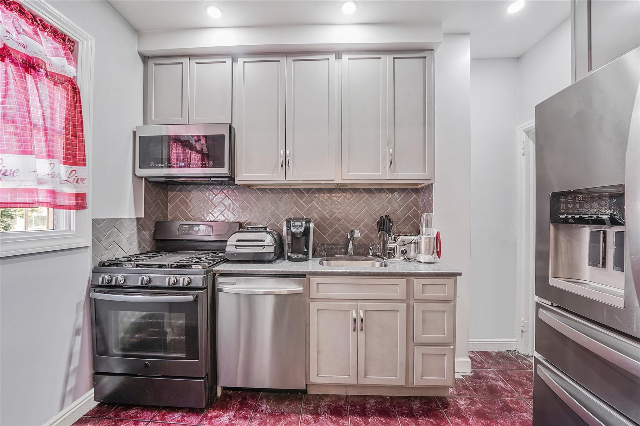 Single Family Branton  Brooklyn, NY 11236, MLS-880555-8