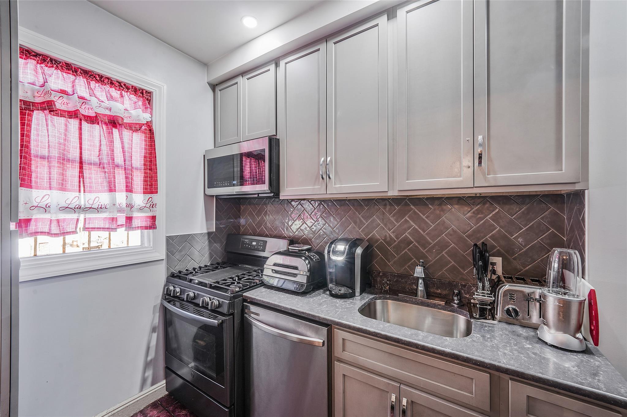 Single Family Branton  Brooklyn, NY 11236, MLS-880555-9