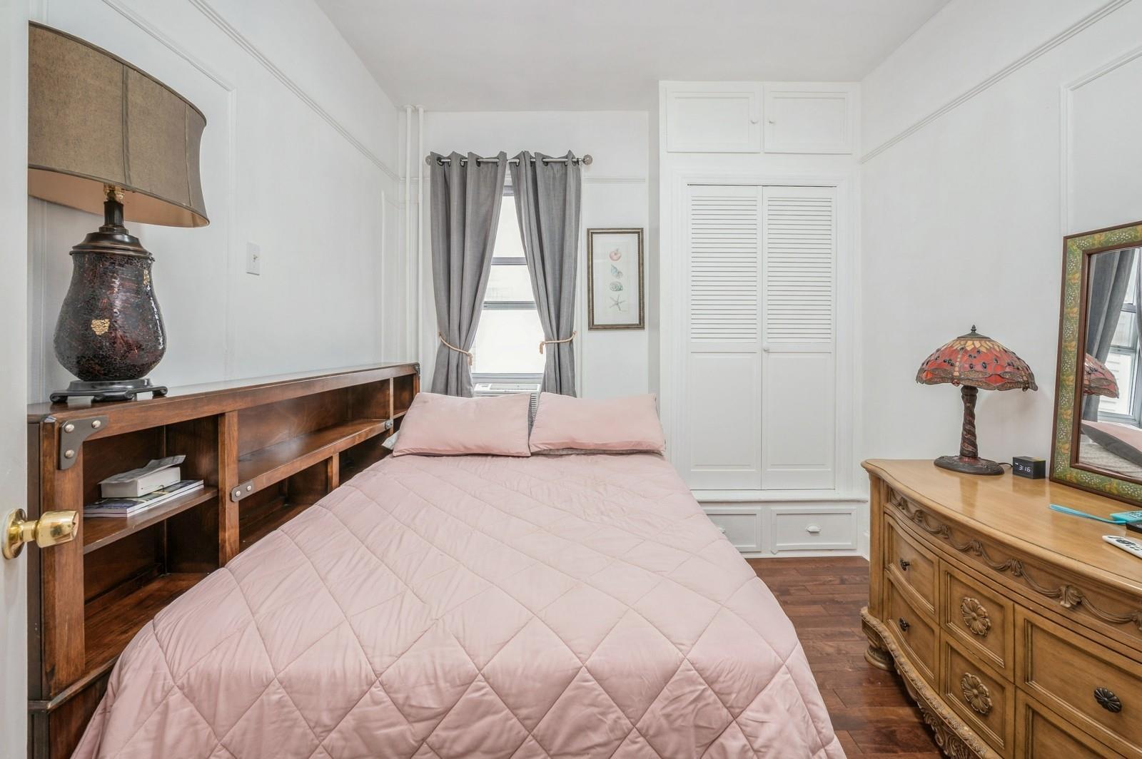 Single Family Kinsella  Bronx, NY 10462, MLS-880640-17