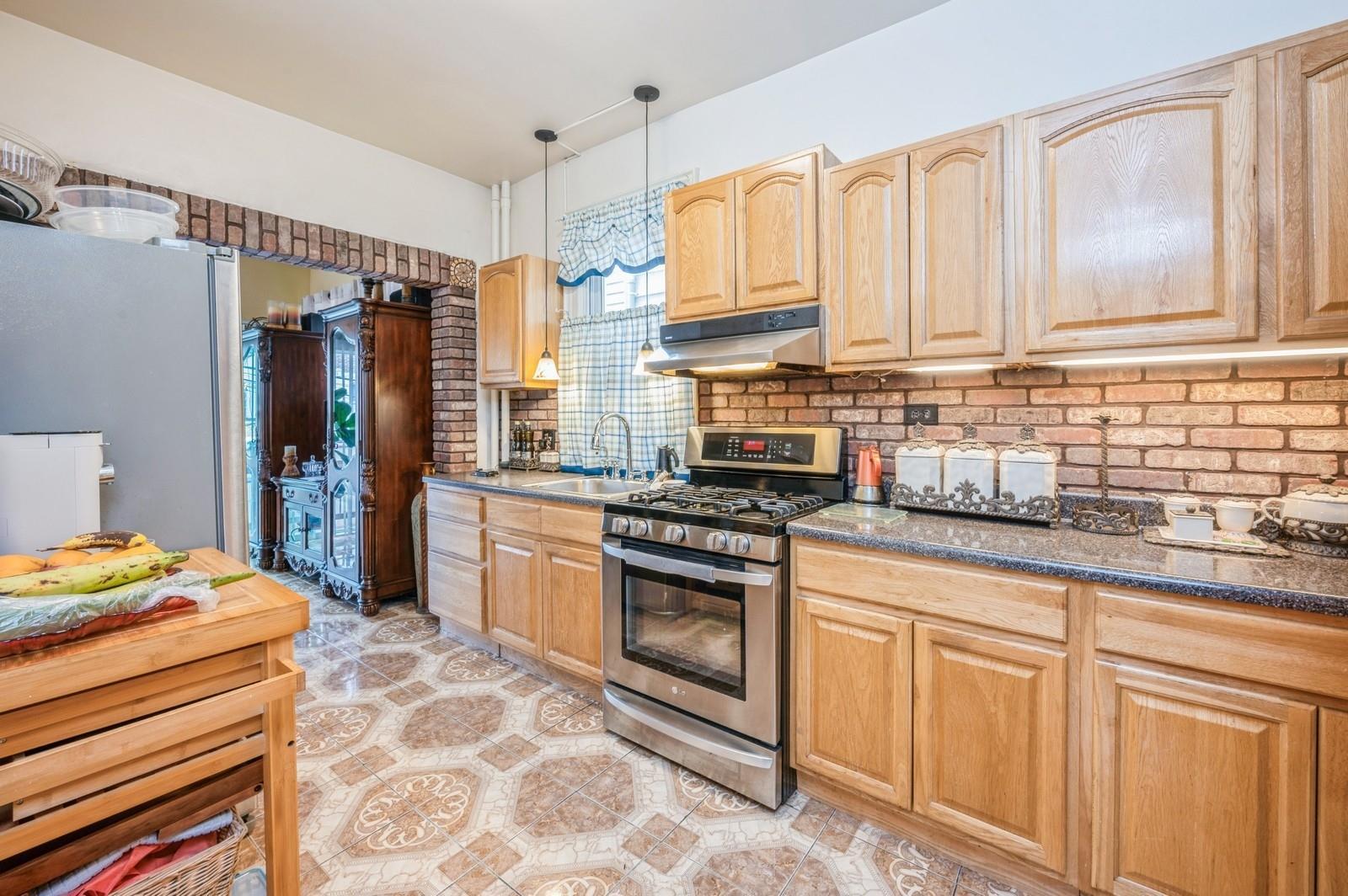 Single Family Kinsella  Bronx, NY 10462, MLS-880640-5