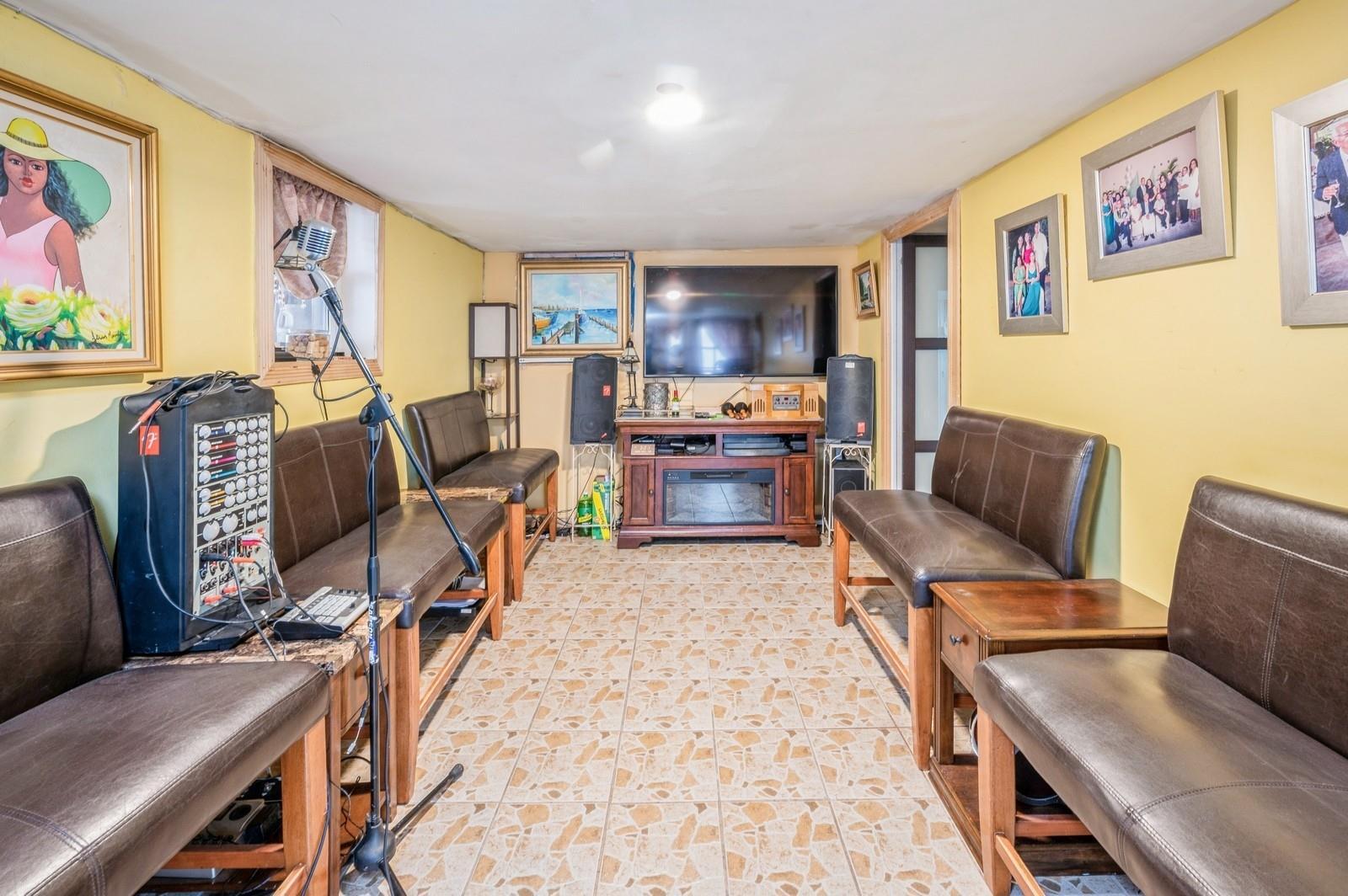 Single Family Kinsella  Bronx, NY 10462, MLS-880640-7