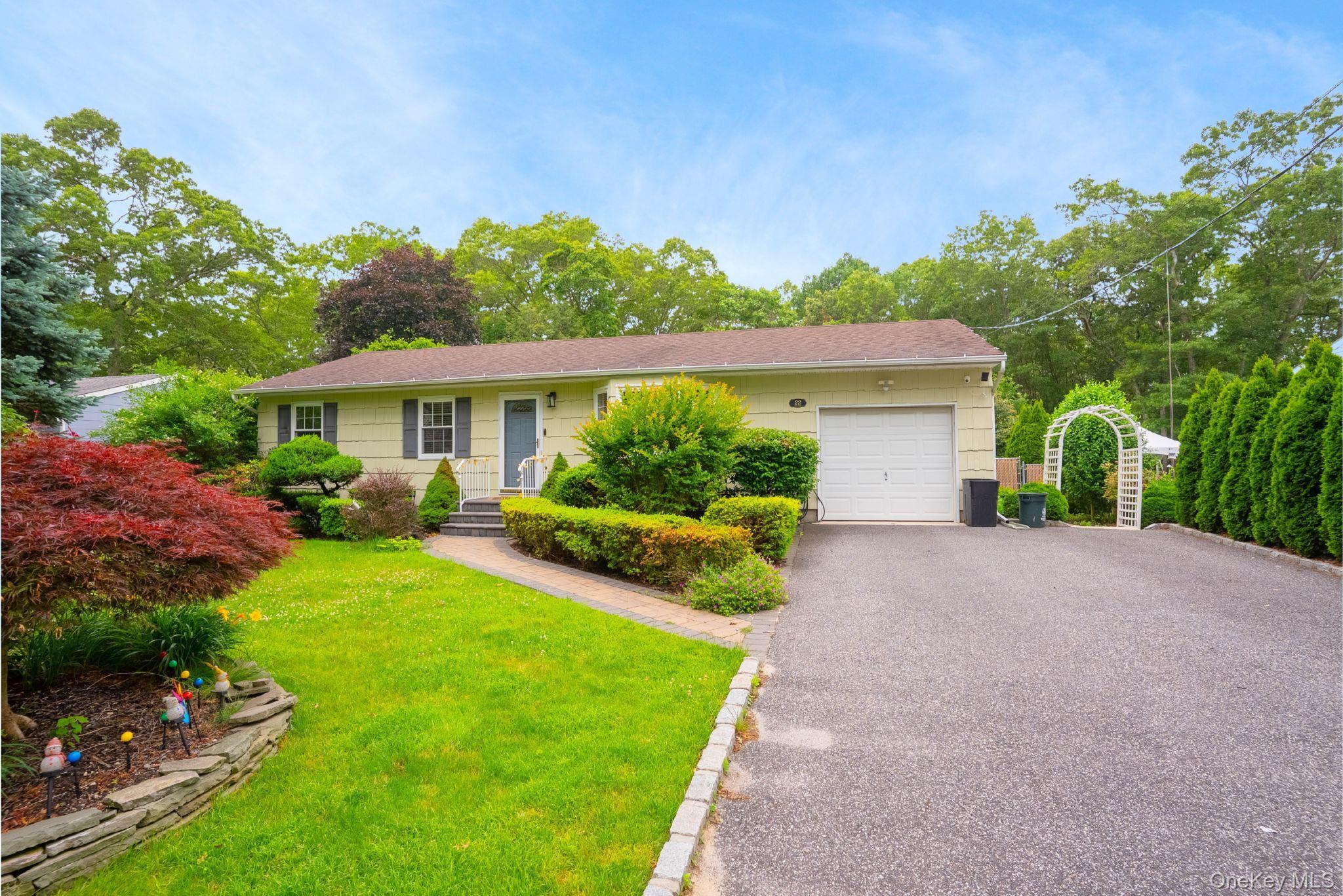 Single Family Howe Suffolk County, NY 11727, MLS-880656-2