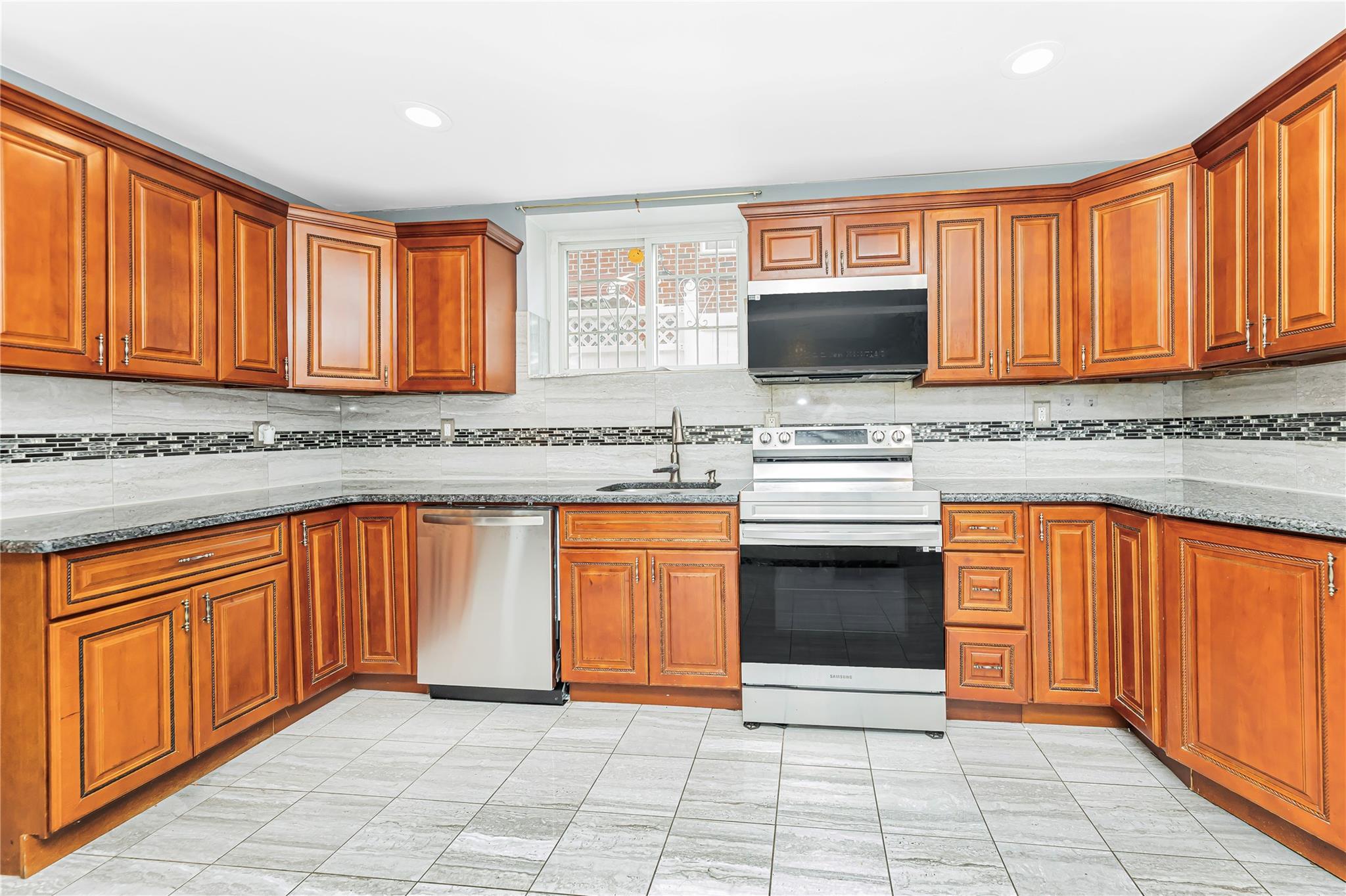 Single Family Delanoy  Bronx, NY 10469, MLS-880667-27