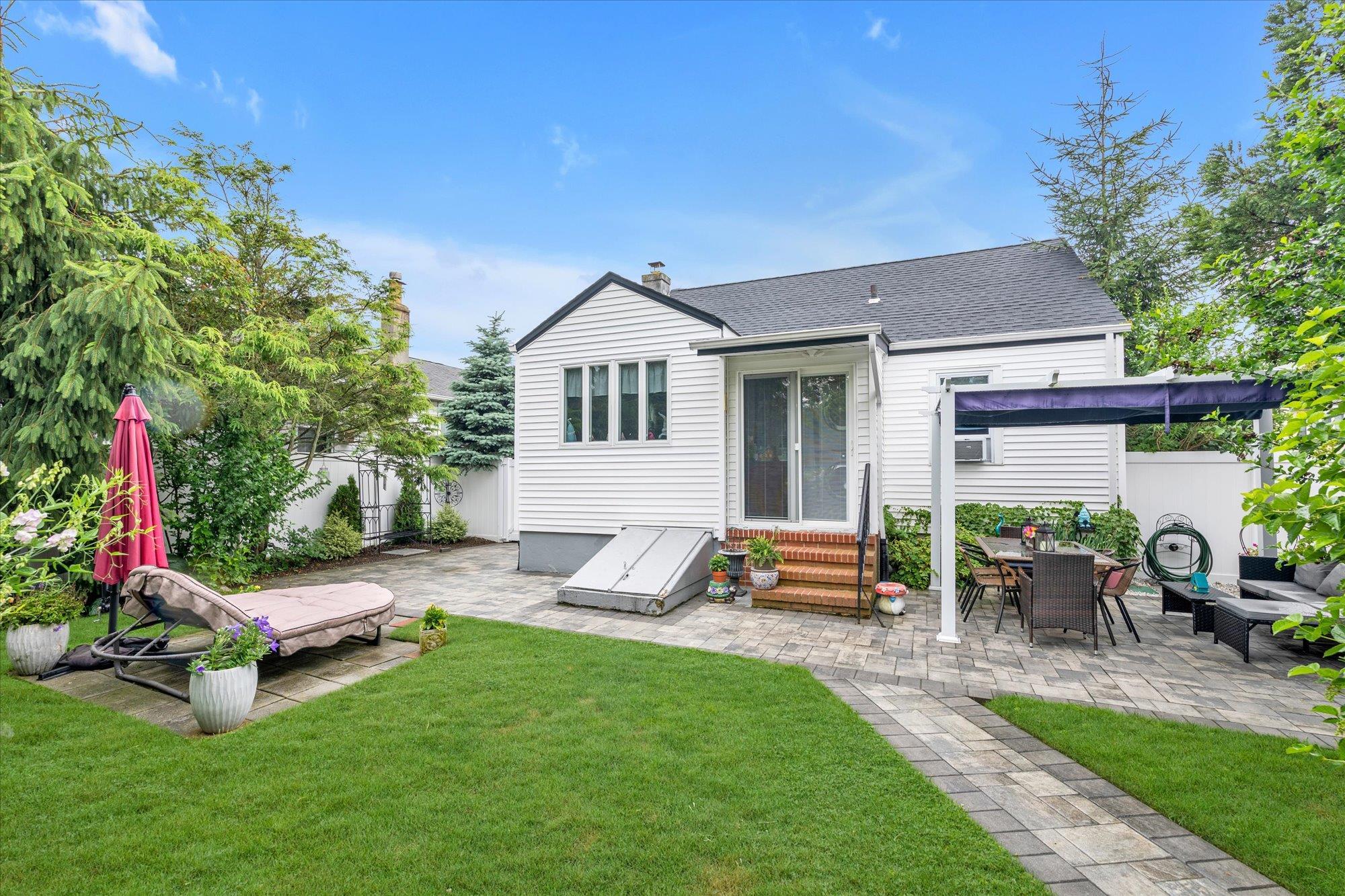 Single Family 4th  Suffolk County, NY 11757, MLS-881012-16